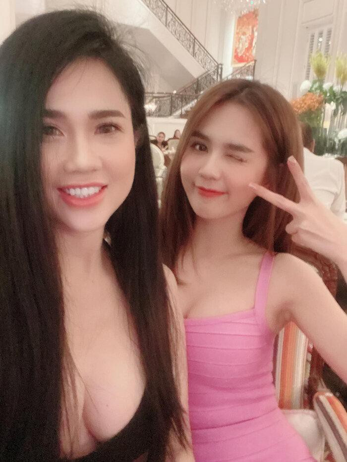 Là "nữ hoàng nội y" với số đo 3 vòng hoàn hảo nhưng Ngọc Trinh bị lu mờ trước chị gái. Trong bức ảnh này, Ngọc Bích chiếm spotlight của "nữ hoàng nội y" khi khoe khéo vòng 1 căng đầy với chiếc đầm gợi cảm.