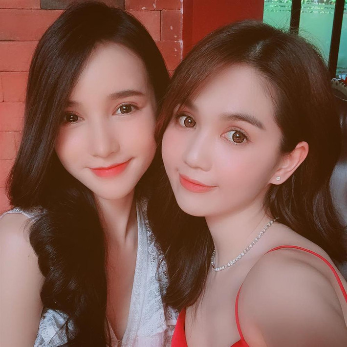 Tháng 5/2019, Ngọc Trinh có dịp chụp hình cùng Á hậu Chuyển giới Quốc tế 2018 - Yoshi Rinrada. Khoảnh khắc hai mỹ nhân khoe nhan sắc một chín một mười nhanh chóng nhận được lời khen từ dân mạng. Nếu như Yoshi xinh đẹp thuần khiết ở tuổi mới đôi mươi, Ngọc Trinh vẫn vô cùng trẻ trung, tươi tắn dù đã chạm ngưỡng 30. Dẫu vậy, người hâm mộ cho rằng nhan sắc của Yoshi vẫn "nhỉnh" hơn Ngọc Trinh.