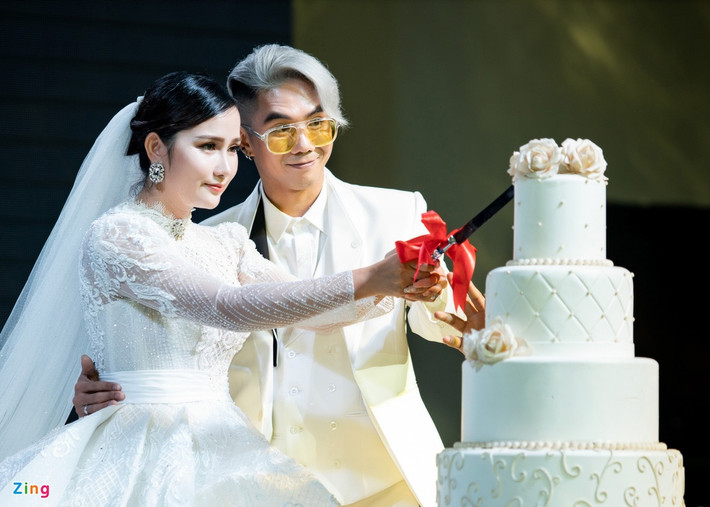 Trong lễ cưới, Huỳnh Như thay ba bộ đầm trắng. Cô được ông xã Khánh Đơn nắm tay, nâng váy khi di chuyển.