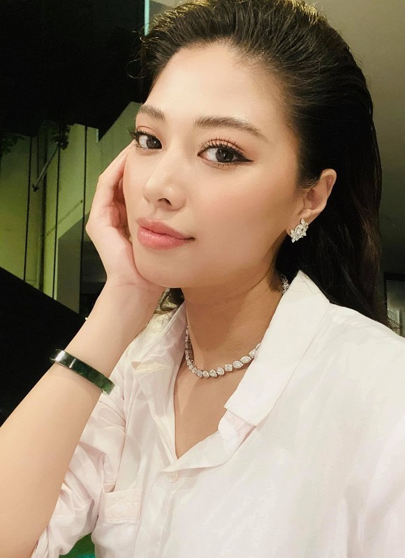 Khá lâu rồi BTV Ngọc Trinh của VTV mới đăng hình lên trang cá nhân. Tuy vậy với hình mới lần này các khán giả và bạn bè vẫn dành nhiều lời khen cho nhan sắc của Ngọc Trinh.