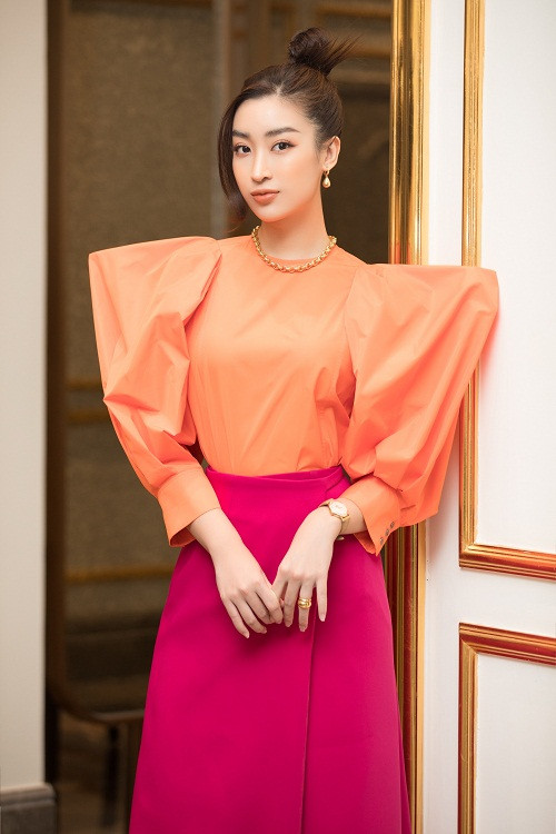 Không hề kém cạnh đàn em, Hoa hậu Đỗ Mỹ Linh cũng khéo léo kết hợp hai màu sắc hồng và cam trong set đồ của mình.