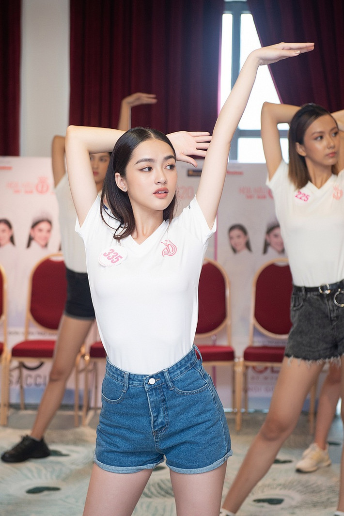 Thí sinh Nguyễn Hà My xinh đẹp trong phòng tập.