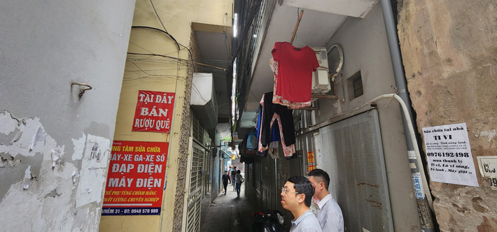 Lối đi chật hẹp nên việc sinh hoạt, phơi phóng tại khu vực này diễn ra ở không gian ngoài.