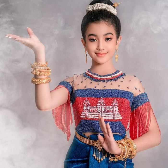 Thông qua trang cá nhân có hàng triệu lượt theo dõi, Jenna rất chăm chỉ quảng bá nét đẹp văn hóa đất nước bằng cách thường xuyên mặc trang phục truyền thống Campuchia.