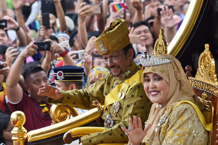 Quốc vương Hassanal Bolkiah có bằng tại Học viện Quân sự Hoàng gia ở Sandhurst (Anh) - cùng trường với Hoàng tử William và Harry. Ông cũng nổi tiếng về lối sống xa hoa.