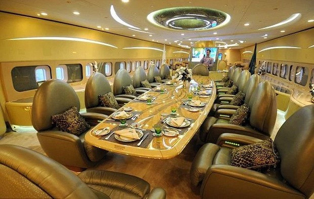 Nhiều nội thất trong "Cung điện Bay" được làm bằng vàng và pha lê Lalique. Theo truyền thông Anh, chiếc máy bay này có giá 400 triệu USD.
