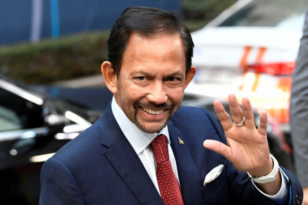 The Times đưa tin, Quốc vương Hassanal Bolkiah rất chịu chi cho việc chải chuốt và ông được cho là đã bỏ ra 20.000 USD cho mỗi lần cắt tóc. Ông thường xuyên tài trợ cho thợ cắt tóc yêu thích của mình đi từ khách sạn Dorchester ở Mayfair, London đến Brunei chỉ để cắt tóc cho mình. Ảnh: IT.