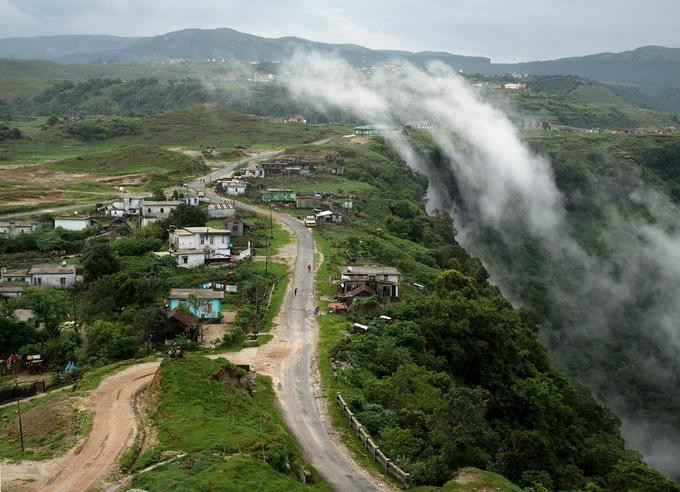 Làng Mawsynram có lượng mưa lớn là do các dòng không khí mùa hè quét qua các vùng đồng bằng ngập nước của Bangladesh, tích tụ hơi ẩm và di chuyển về phía bắc Ấn Độ, gây ra những cơn mưa gần như triền miên tại ngôi làng này.