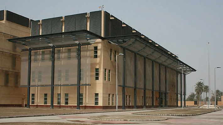 Đại sứ quán lớn nhất của Mỹ trên thế giới nằm tại thủ đô Baghdad của Iraq. Cơ quan này nằm trên khu đất rộng đến 42 hecta, gần bằng diện tích của Tòa thánh Vatican vốn rộng khoảng 44 hecta.