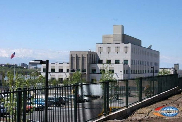 Tòa đại sứ Mỹ lớn thứ 2 trên thế giới là ở thủ đô Yerevan của Armenia. Được hoàn thành năm 2005, công trình này tọa lạc trên khu đất rộng 90.000 m2, nằm bên hồ Yerevan dọc theo xa lộ Yerevan-Etchmiadzin.