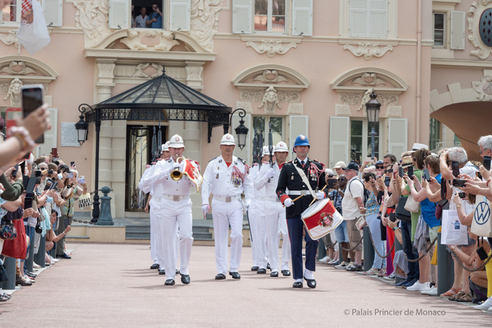 Lực lượng cận vệ Compagnie des Carabiniers du Prince của Hoàng gia Monaco có hai bộ trang phục để thay đổi giữa mùa đông và mùa hè. Quân phục màu trắng nhẹ nhàng và phù hợp hơn với mùa hè.