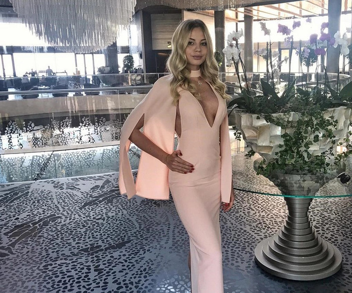 Nàng tiểu thư người Ukraine cho biết bản thân thích nhất là các món hàng hiệu của thương hiệu Balmain và Alaia.