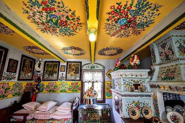 Ngoài trang trí nhà cửa, những cô thôn nữ ở Zalipie còn sơn lên thành giếng, xô đựng nước, cũi cho chó, cây cầu...