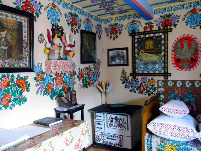 Ngôi nhà của bà Felicja Curylowa là điểm tham quan nổi tiếng ở làng Zalipie. Tại đây, du khách có thể ngắm nhìn những bông hoa trang trí trên trần nhà, bức tường, vỏ gối, khăn trải bàn...