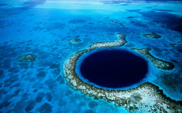 Blue Hole, Belize: Là một phần hệ thống rạn san hô Belize Barrier, hố sụt này rộng đến 300 m và sâu 125 m, có thể nhìn thấy từ trên không trung.