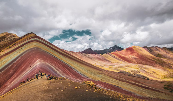 Núi cầu vồng, Peru: Những ngọn núi có màu sắc rực rỡ này được phát hiện vào năm 2015, khi sông băng phủ trên dãy núi tan ra và hòa trộn với các khoáng chất trong đất.