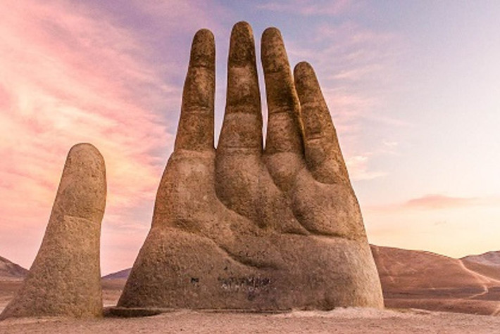 Bàn tay trên sa mạc, Chile: Nhà điêu khắc Mario Irrarrázabel đã thiết kế Bàn tay kỳ lạ (Mano del Desierto) ở giữa sa mạc Atacama của Chile. Tác phẩm điêu khắc bằng tay cao 11 mét được xây dựng bằng sắt và bê tông này thống trị toàn bộ thung lũng.