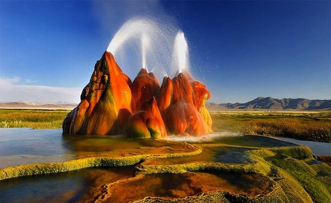 Fly Geyser, Nevada, Mỹ: Ở rìa sa mạc Black Rock của bang Nevada, du khách sẽ được chiêm ngưỡng khung cảnh như ở hành tinh khác. Suối phun Fly Geyser, nằm giữa vùng địa chất có màu sắc rực rỡ, hình thành năm 1916 khi một công ty điện khoan thử giếng.