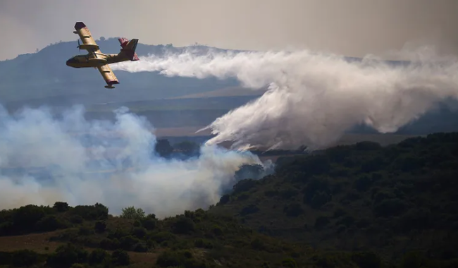 Tại vùng biên giới ở phía Tây Tây Ban Nha, một đám cháy rừng bắt đầu bùng phát ở Extremadura hôm 12/7, quét qua tỉnh Salamanca trong khu vực Castile và Leon. Ảnh: AP.