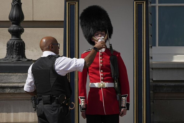 Vào những ngày mưa, lính cận vệ vẫn làm nhiệm vụ trước cổng cung điện Buckingham. Khi bị ngấm nước nên chiếc mũ da gấu mà họ đội có thể nặng hơn 4kg.