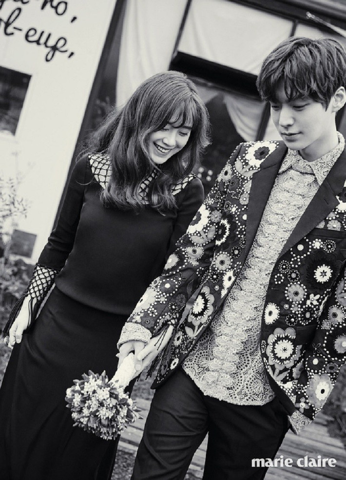 Ahn Jae Hyun từng leo lên đỉnh núi cao vút giữa trời mưa gió chỉ để hét lên "Goo Hye Sun, Anh yêu em!". Anh còn tự tay thiết kế nhẫn dành cho Goo Hye Sun.
