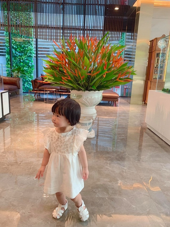 Lâu lắm rồi Hoa hậu Đặng Thu Thảo mới đăng ảnh con gái. Trên trang cá nhân, nàng hậu chia sẻ: "Em đi xem nhà Ba bán, định mua vài căn các bác ơi".