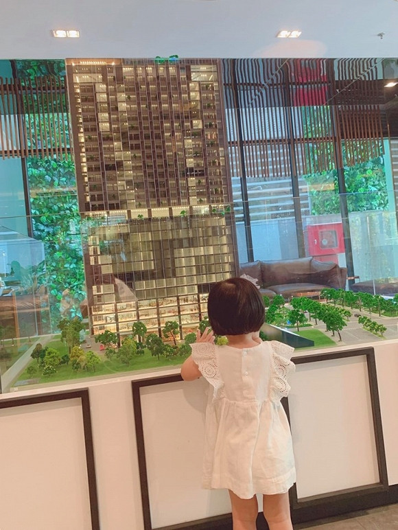 Hoa hậu Đặng Thu Thảo cũng tiết lộ con gái nay đã biết đủ trò và "mẹ muốn chạy theo cũng không kịp".