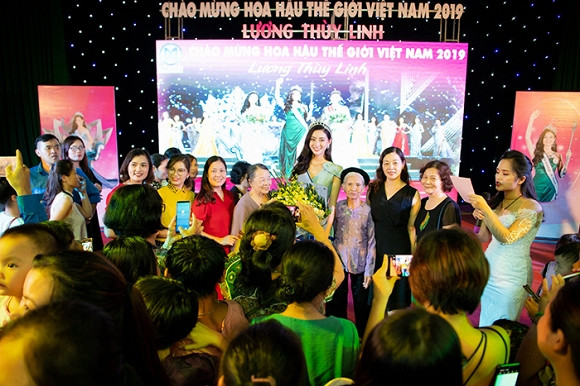 Hình ảnh Lương Thùy Linh trong vòng vây của người dân.