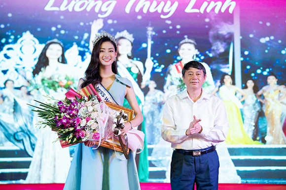 Dù là ở trung tâm thành phố Cao Bằng hay khi đã di chuyển đến những địa điểm tập trung ít người như con đường dốc dẫn lên hang Pác Bó, người dân vẫn luôn nhận ra nàng tân Hoa hậu, luôn hân hoan thể hiện niềm hạnh phúc và vui mừng khi xin chụp hình cùng Hoa hậu.