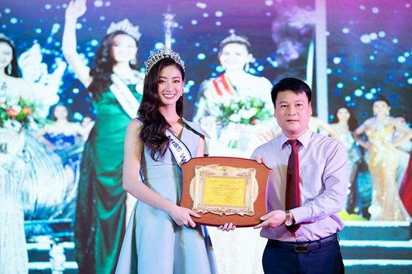 Có thể thấy Hoa hậu Lương Thùy Linh luôn được nhận ra ở bất cứ đâu bởi ở mỗi nơi nàng hậu xuất hiện với những hoạt động trong hành trình về nhà đầy ý nghĩa của như về thăm trường cấp 3, tới thăm và tặng quà tại Trung tâm Bảo trợ xã hội tỉnh, thăm và dâng hương tại Đền thờ Chủ tịch Hồ Chí Minh cùng hang Pác Bó hay như tham gia giao lưu cùng khán giả trong buổi Chào mừng Tân hoa hậu của tỉnh Cao Bằng... khán giả đều vây quanh và chờ đợi chỉ để được nhìn thấy và chụp hình cùng người con tài sắc vẹn toàn đã mang vinh quang về với Cao Bằng.