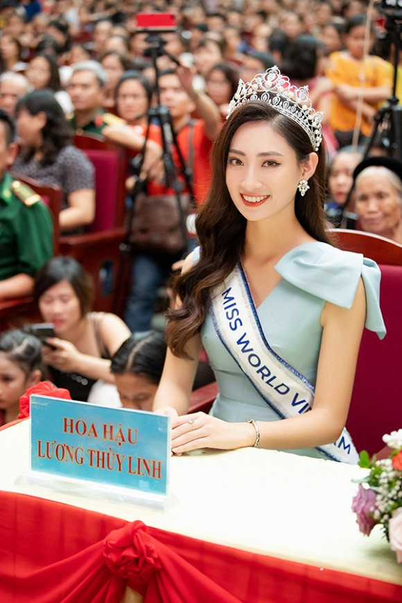 Đặc biệt, trong chuyến về thăm quê nhà Cao Bằng sau đăng quang, Tân hoa hậu đã vỡ òa trong hạnh phúc khi được người dân Cao Bằng đón tiếp bằng những cái ôm gần gũi, bằng vòng tay yêu thương của người dân quê thân tình dành cho người con ưu tú của tỉnh Cao Bằng.