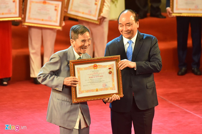 Nghệ sĩ gạo cội Trần Hạnh đón nhận danh hiệu ở tuổi 90, sau rất nhiều lần lỡ hẹn. Ông tâm sự bản thân cảm thấy được an ủi phần nào khi được Nhà nước, công chúng ghi nhận những cống hiến của mình. Hiện, ông vẫn nhận được lời mời đóng phim nhưng không thể tham gia vì tuổi cao sức yếu.