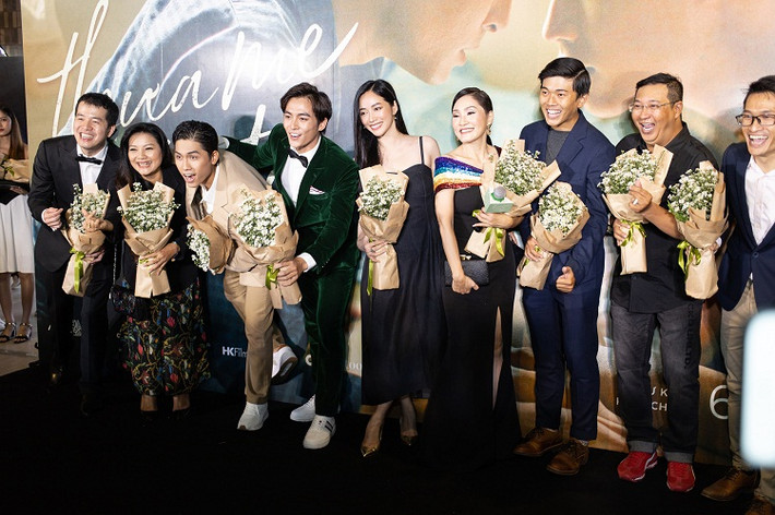 Mai Thanh Hà, nghệ sĩ Hồng Đào cùng ê-kíp phim "Thưa mẹ con đi" giao lưu cùng khán giả.