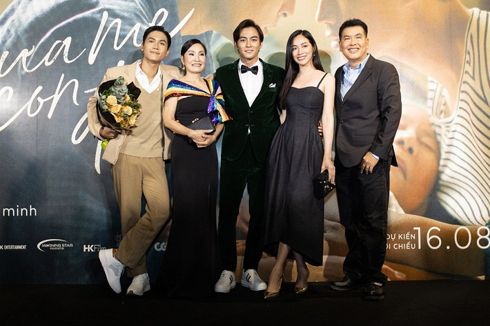 Trải qua biến cố hôn nhân, nghệ sĩ Hồng Đào vẫn giữ được vẻ rạng rỡ khi xuất hiện tại sự kiện. Cô cũng được khen ngợi bởi sự chuyên nghiệp khi tận tâm với các vai diễn, không để chuyện tình cảm ảnh hưởng đến công việc.