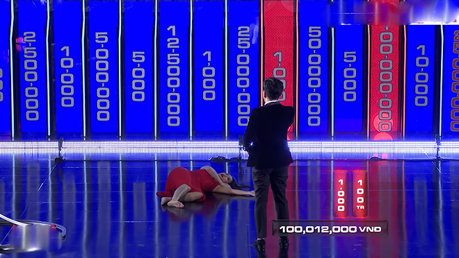 Trong gameshow, nữ MC liên tục có những hành động kém duyên như cắt lời MC Trường Giang, biểu cảm quá lố như tháo giầy đi chân trần, nằm lăn ra sân khấu....