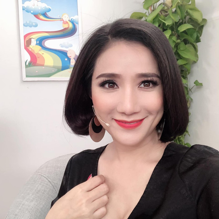 Về phía MC Cát Tường, trước những lời khen chê, cô chia sẻ ẩn ý, đó là điều bình thường với nghề làm dâu trăm họ.