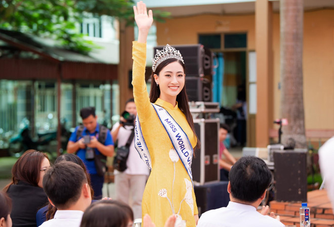 Đây là lần đầu tiên Lương Thùy Linh trở về quê hương Cao Bằng sau khi đăng quang Miss World Vietnam 2019. Cô mặc áo dài thanh lịch khi đến thăm trường cũ. Suốt thời gian Thùy Linh tham gia cuộc thi sắc đẹp, cô nhận được sự ủng hộ nhiệt tình từ thầy cô và các học sinh của ngôi trường chuyên.