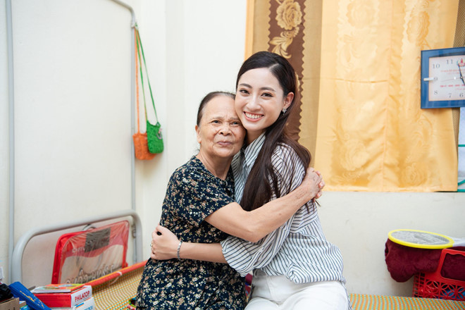 Sinh ra trong gia đình khá giả song cuộc sống sinh viên của Lương Thùy Linh cũng giống như bao bạn trẻ tỉnh lẻ khác. Cô ở trọ trong căn phòng 20 m2 cùng hai người bạn, đi làm thêm kiếm tiền. "Tôi đi làm thêm ngay sau một tháng vào Đại học Ngoại thương. Thu nhập không quá nhiều nhưng tôi rất vui và tự hào về bản thân khi 18 tuổi đã kiếm được tiền, chi trả cho những sở thích của mình", Thùy Linh tâm sự.