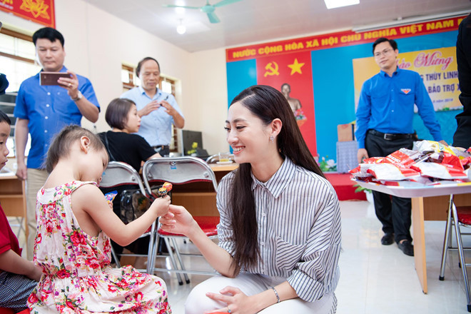 Sau khi thăm trường cấp ba, Lương Thùy Linh đến tặng quà ở Trung tâm bảo trợ xã hội tỉnh Cao Bằng. Cô mặc trang phục giản dị với quần jeans, sơ mi. Trước đó, khi chia sẻ về số tiền thưởng, Thùy Linh đã bộc bạch cô dự định trích một phần làm từ thiện, một phần gửi về ủng hộ quê hương. Phần còn lại, cô mua những món đồ đơn giản như túi xách, giày và đưa gia đình đi du lịch.