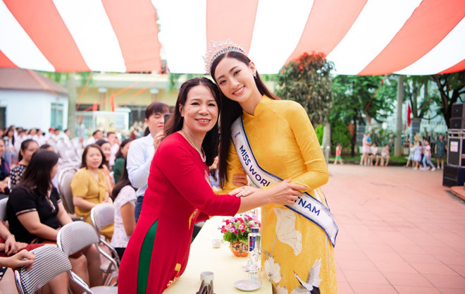 Hoa hậu 10X cười rạng rỡ khi gặp thầy cô, được ôn lại những kỷ niệm xưa. Lương Thùy Linh thực hiện hành động tri ân thiết thực với nhà trường bằng cách trao 18 suất học bổng cho những em học sinh đạt thành tích giỏi và 9 suất học bổng cho những học sinh nghèo vượt khó.