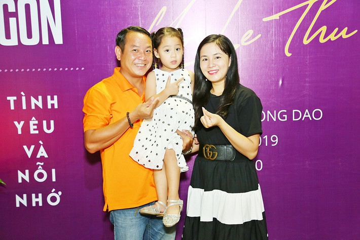 Đạo diễn Quyền Lộc cùng vợ con cũng đến chúc mừng cho ca sĩ Hồ Lệ Thu. Cách đây không lâu, anh và ca sĩ Hồ Lệ Thu đã bất ngờ tổ chức sinh nhật cho MC Quyền Linh.