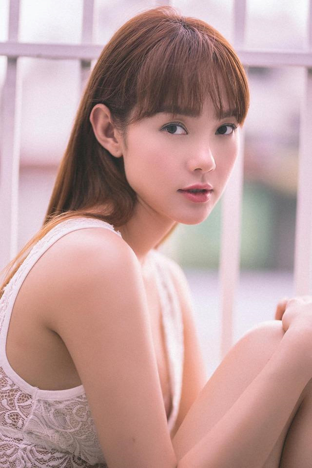 Từ đầu năm đến nay, Minh Hằng ít tham gia các hoạt động showbiz. Cô dành nhiều thời gian đi du lịch, tận hưởng cuộc sống. Trong talk show gần đây, nữ ca sĩ tâm sự cô đã có bạn trai, gắn bó suốt 3 năm. Nhưng Minh Hằng không tiết lộ về danh tính nửa kia của mình.