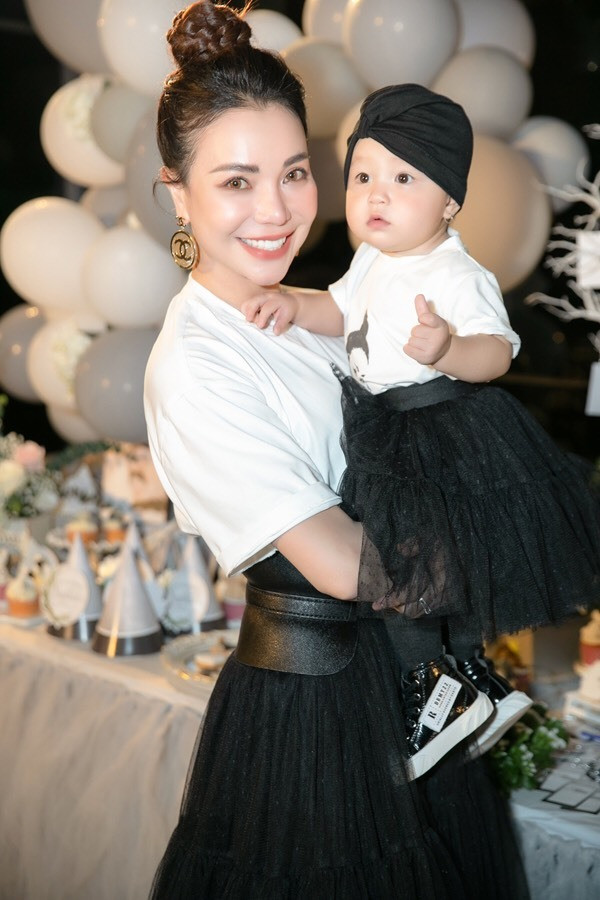 Con gái Trà Ngọc Hằng được khen ngoan ngoãn, không quấy khóc trong dù lần đầu đến chỗ đông người.