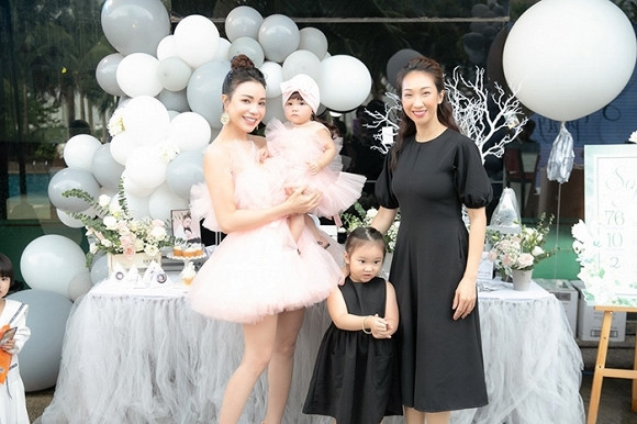 Vốn là những người bạn thân thiết, Lều Phương Anh là người hỗ trợ, tư vấn cho Trà Ngọc Hằng trong suốt giai đoạn mang thai và chăm sóc con nhỏ.