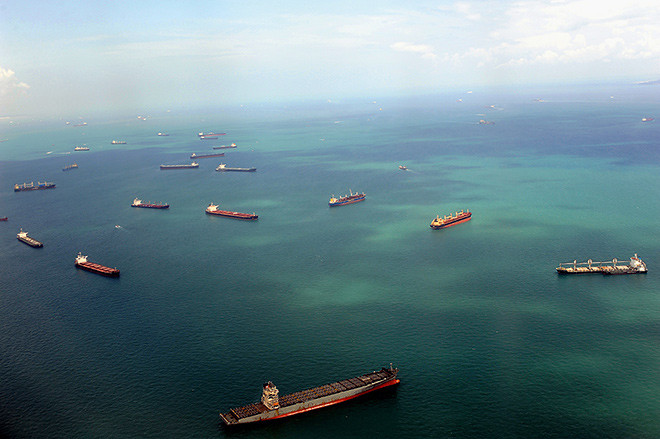 Eo biển Malacca nằm giữa Malaysia và Indonesia là một trong những tuyến đường biển quan trọng trên thế giới. Mỗi năm, khoảng 120.000 tàu thuyền di chuyển qua eo biển này.