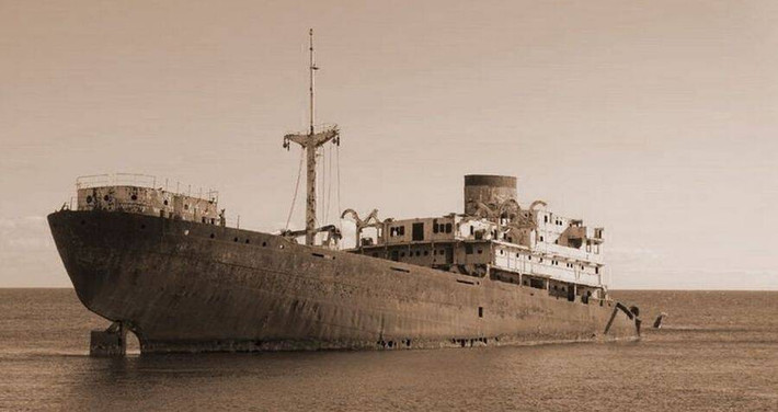 Trước đó, vào năm 1948, eo biển Malacca cũng là nơi con tàu Hà Lan có tên SS Ourang Medan gặp tai nạn kinh hoàng và bí ẩn. Tin nhắn cuối cùng do tàu SS Ourang Medan gửi đi có nội dung: "Tất cả các thuyền viên cấp cao, bao gồm thuyền trưởng đã chết, họ nằm trong phòng họp và đài chỉ huy. Có thể toàn bộ thủy thủ cũng tử vong… Tôi chết".