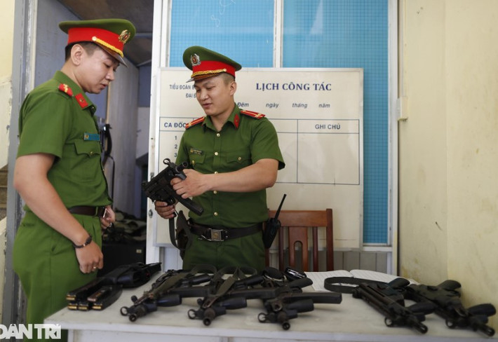 Bên cạnh nhiệm vụ bảo vệ hàng đặc biệt, cán bộ chiến sĩ tiểu đoàn còn một nhiệm vụ quan trọng khác, là tham gia bảo vệ các mục tiêu trọng điểm trong và ngoài thành phố. Trong ảnh, chiến sĩ Nguyễn Duy Thanh (bên trái) nhận vũ khí để chuẩn bị vào ca trực bảo vệ mục tiêu tại một địa điểm ở quận 1, TPHCM.