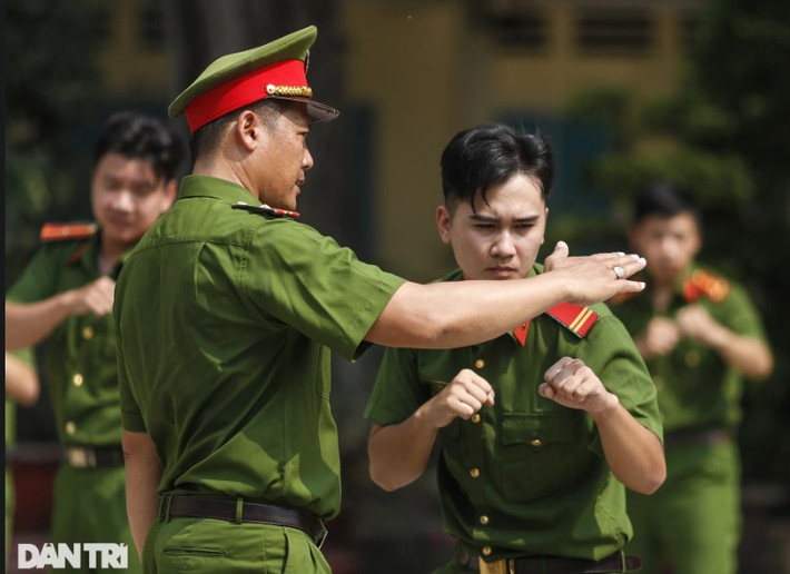 Các chuyến đi đã được lên kế hoạch từ trước, nếu lộ trình vướng phải địa phương đang tổ chức thi công sửa chữa đường, khi đó đoàn phải có đội khảo sát tuyến khác, trước khi xuất phát áp tải hàng đặc biệt. Là thành viên nhiều năm trong tiểu đoàn, Đại úy Nguyễn Mạnh Hùng, chia sẻ, một trong những thời điểm khó khăn khi nhận nhiệm vụ tại đơn vị là đợt dịch Covid 19 hồi tháng 4/2021. Khi đó, quá trình vận chuyển hàng đặc biệt, anh cùng đồng đội phải thông qua nhiều đợt xét nghiệm liên tục. Di chuyển qua các địa bàn, nhiều lần, cả đoàn phải đứng ngoài đường hàng giờ, chờ lực lượng địa phương thực hiện các thủ tục đảm bảo an toàn phòng dịch rồi mới tiếp tục di chuyển đến nơi giao hàng. "Giữa trưa nắng, mặc bộ đồ bảo hộ kín mít, mồ hôi túa ra như tắm, ướt sũng", Đại úy Nguyễn Mạnh Hùng mỉm cười, nhớ lại.