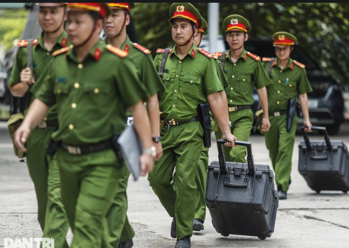 Theo quy định, hàng đặc biệt do lực lượng cảnh sát nhân dân có trách nhiệm vũ trang bảo vệ vận chuyển, gồm: - Tiền mặt (tiền đồng Việt Nam), giấy tờ có giá (trái phiếu, tín phiếu, cổ phiếu, công trái và các loại giấy tờ có giá khác theo quy định của pháp luật) trong hệ thống Ngân hàng Nhà nước, Kho bạc Nhà nước. - Tài sản quý (vàng, kim khí quý, đá quý, ngoại tệ tiền mặt và các loại tài sản quý khác) trong hệ thống Ngân hàng Nhà nước, Kho bạc Nhà nước. - Di vật, cổ vật, bảo vật quốc gia thuộc sở hữu Nhà nước. Trong ảnh, lực lượng cảnh sát đang di chuyển ra xe để chuẩn bị cho một chuyến áp tải hàng đặc biệt cuối tháng 3/2023.