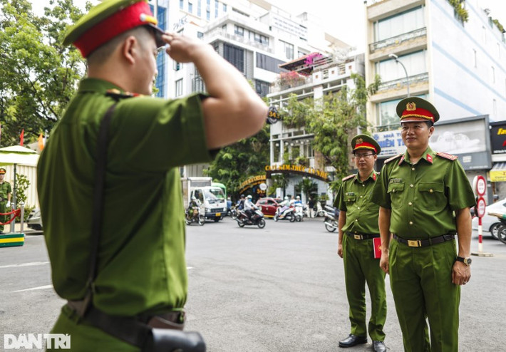 Trung tá Hoàng Xuân Phương (bên phải), Tiểu đoàn trưởng Tiểu đoàn bảo vệ mục tiêu và vận chuyển hàng đặc biệt, cho biết, trong quá trình bảo vệ mục tiêu, nếu có các vụ việc liên quan đến an ninh trật tự phải báo cáo chỉ huy các cấp, trực tiếp tăng cường lực lượng đến hiện trường phối hợp công an địa phương xử lý.